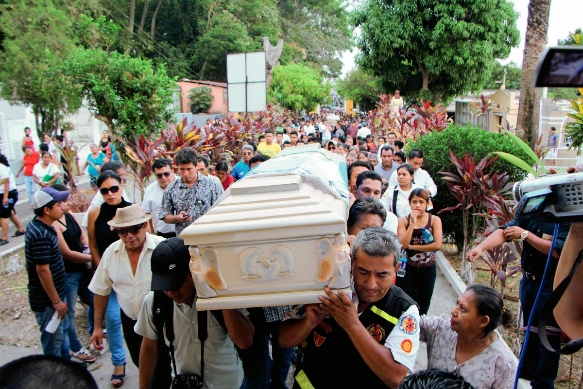 Los cuerpos de Danilo López y Federico Salazar periodistas de Mazatenango, Suchitepéquez,  fueron inhumados el miércoles. (Foto Prensa Libre: Hemeroteca PL)