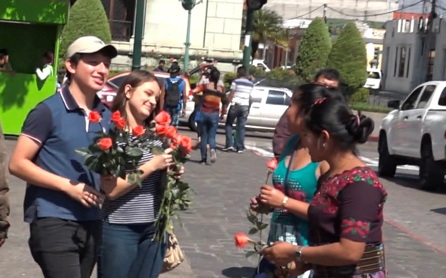 Una rosa cambió el día de muchas personas, que agradecieron el gesto de Laura. (Foto Prensa Libre: Fernando Magzul)