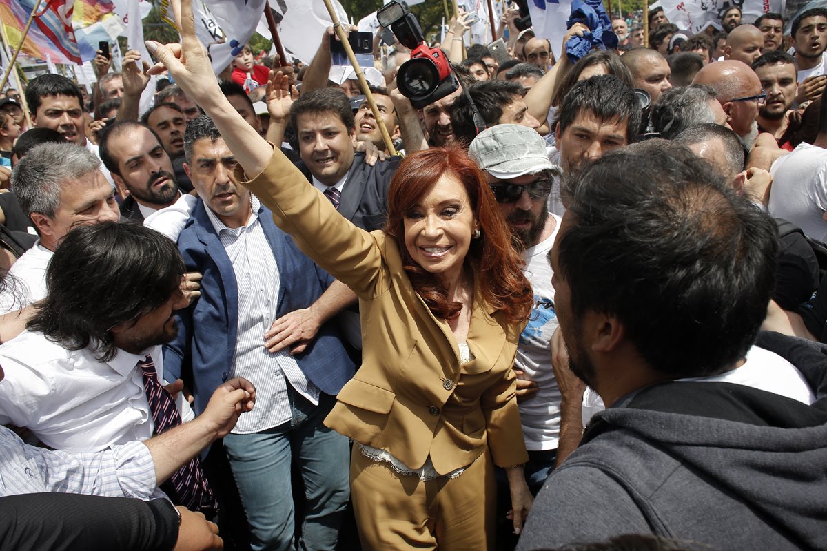 La expresidenta argentina, Cristina Fernández, saluda a simpatizantes después de salir del juzgado donde declaró. (Foto Prensa Libre: AP).