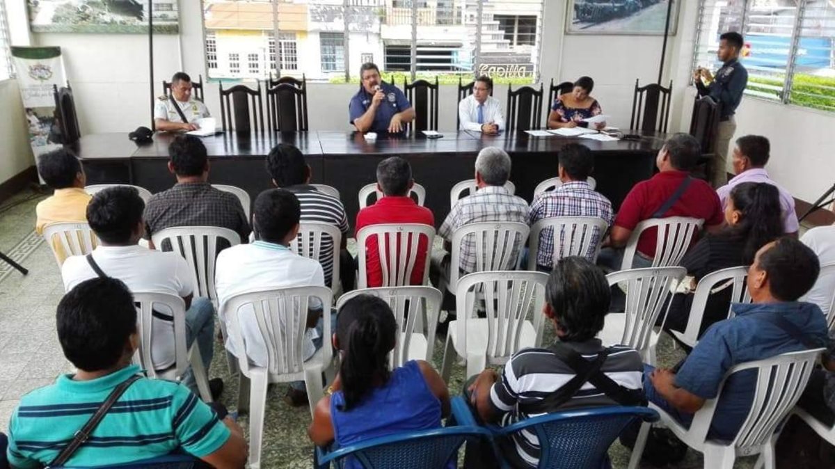 Autoridades se reunieron con pobladores y esperan tener una reunión con Energuate. (Foto Prensa Libre)