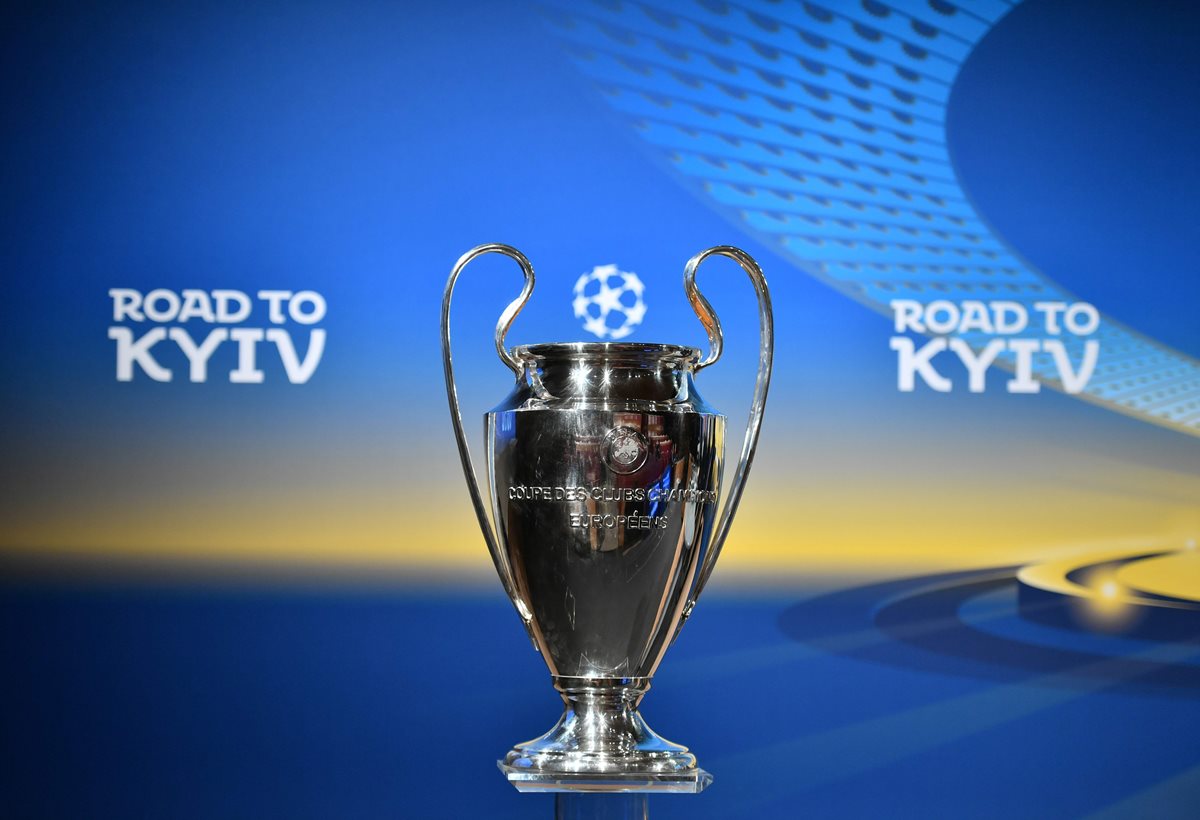 Este es el trofeo de la Liga de Campeones de Europa que se entregará al campeón el 26 de mayo en Kiev. (Foto Prensa Libre: AFP)