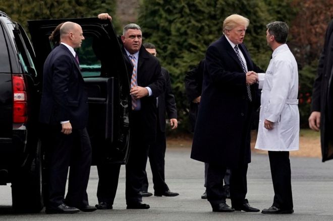 Donald Trump en un apretón de manos con el doctor Ronny Jackson, luego de su examen médico el viernes. REUTERS