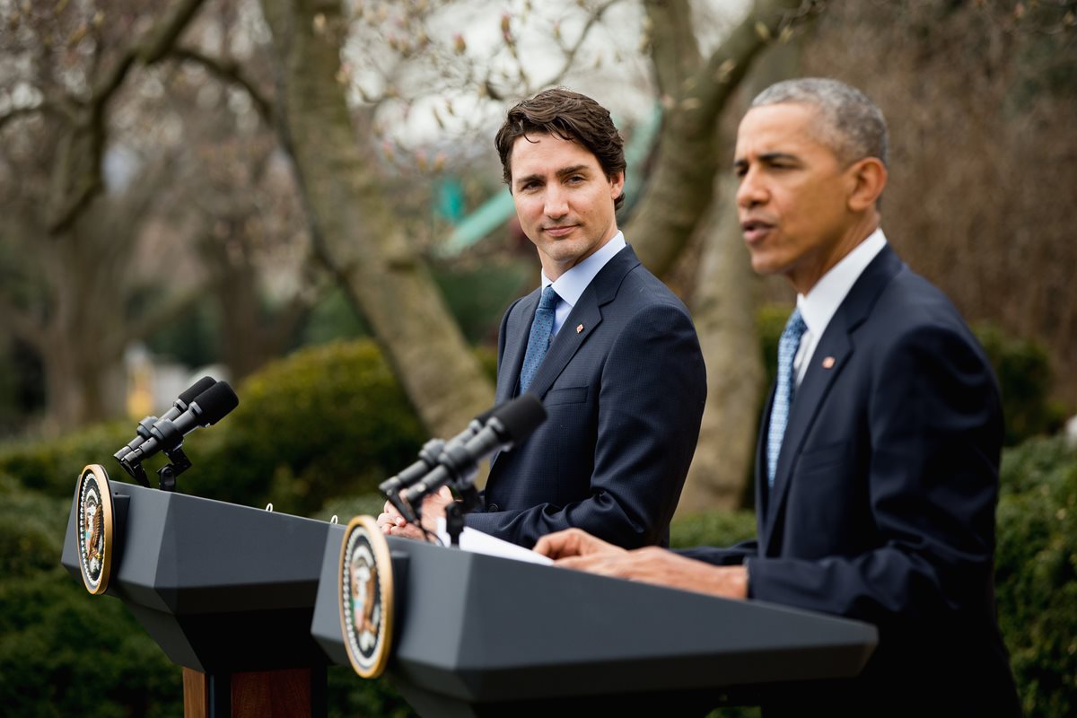 El presidente de EE. UU.,Barack Obama, (der.) y el primer ministro de Canadá, Justin Trudeau, en la Casa Blanca. (Foto Prensa Libre: AP).