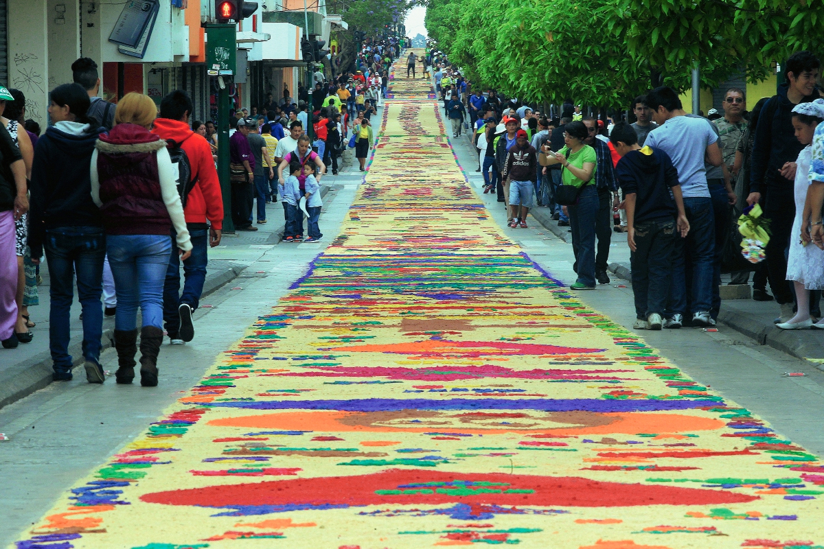 La alfombra elaborada hoy midió dos mil 300 metros. (Foto Prensa Libre: Edwin Bercián).
