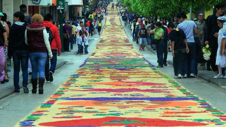 La alfombra elaborada hoy midió dos mil 300 metros. (Foto Prensa Libre: Edwin Bercián).