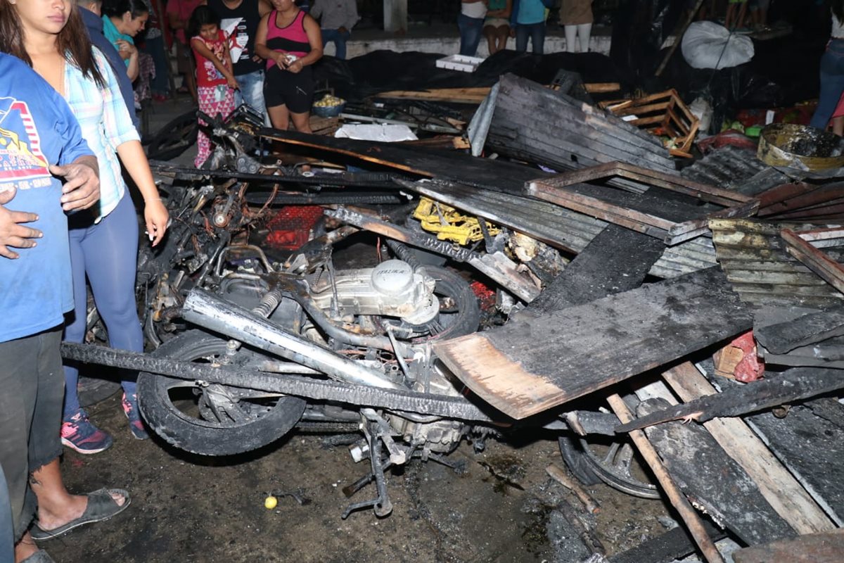 Varias motocicletas fueron consumidas por el fuego, en el mercado cantonal de Santo Tomás de Castilla, Puerto Barrios, Izabal. (Foto Prensa Libre: Dony Stewart)