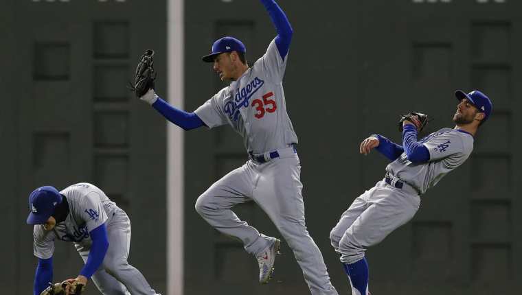 Kike Hernández, Cody Bellinger y Chris Taylor de Dodgers en acción, el miércoles 24 de octubre de 2018, en el juego dos de la Serie Mundial entre los Medias Rojas y los Dodgers. (Foto Prensa Libre: EFE)