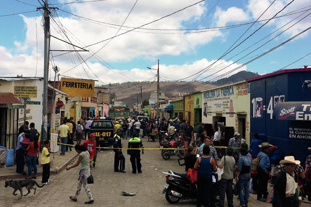 La PNC acordona el lugar en donde un niño murió prensado por dos autobuses en Jalapa. (Foto Prensa Libre: Hugo Oliva)