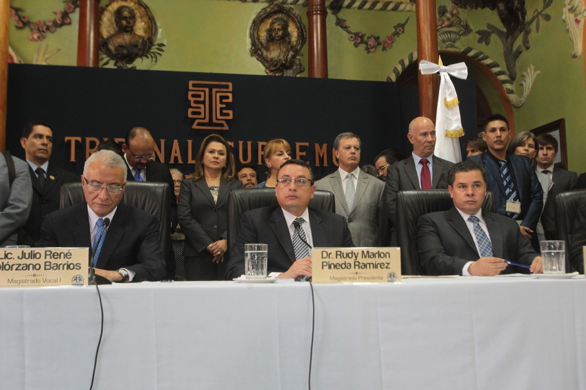Julio Solórzano, Marlon Pineda -al centro- y Jorge Mario Valenzuela, magistrados del TSE. (Foto Prensa Libre: Hemeroteca PL)