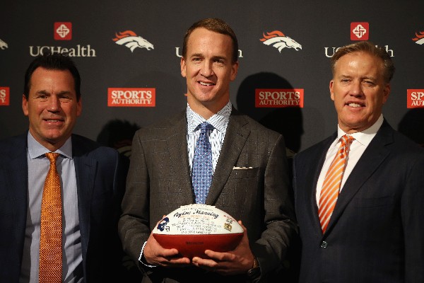 Peyton Manning, centro, anunció este lunes su retiro del futbol americano. (Foto Prensa Libre: AFP).