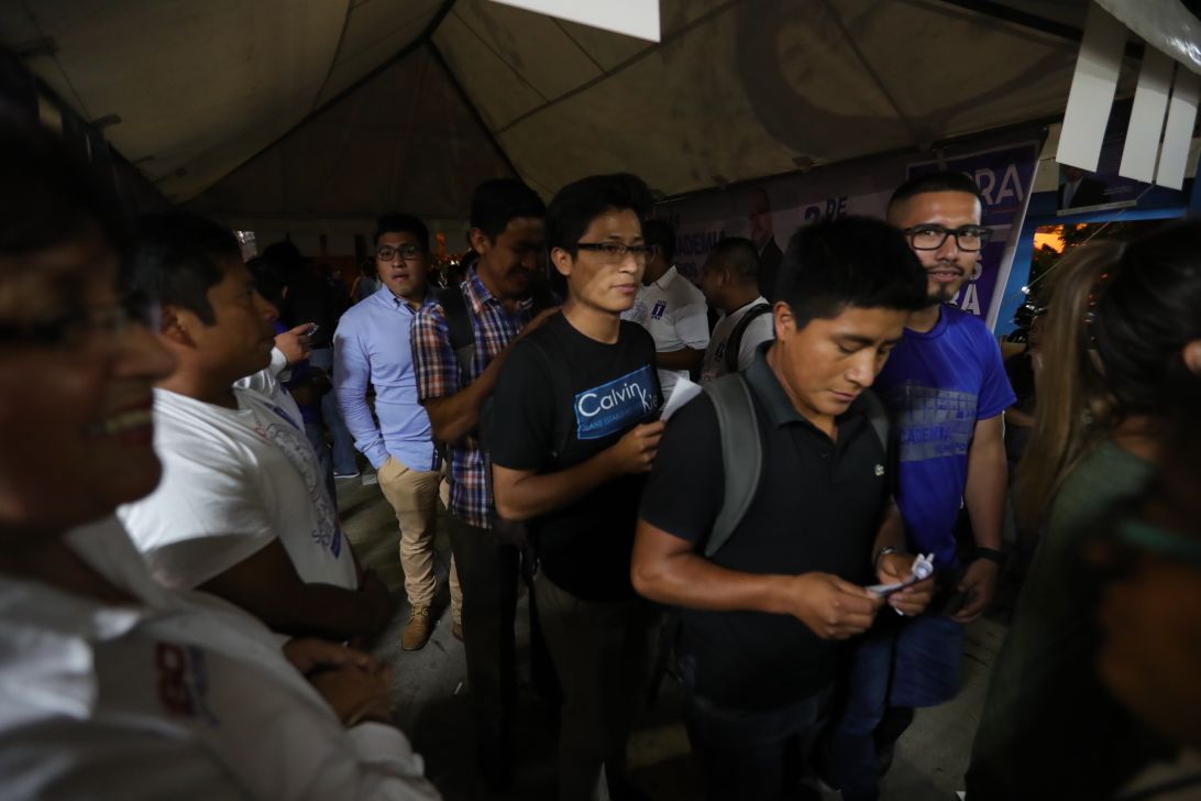 Carné y boleta en mano, estudiantes esperan emitir su voto