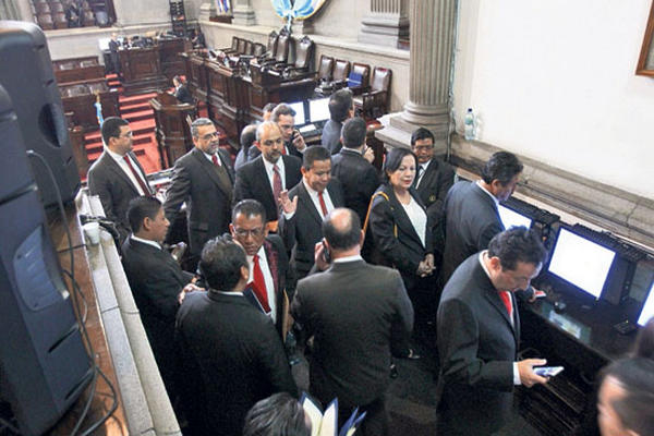 Casi dos horas se esperó por quórum, sin éxito.