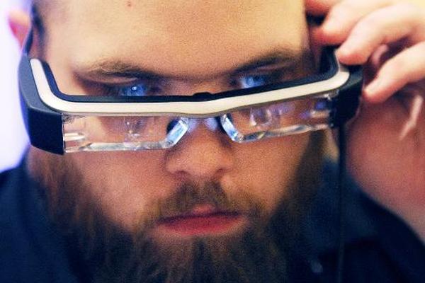 Las nuevas gafas inteligentes de Epson son conocidas como Moverio BT-200. (Foto Prensa Libre: AFP)