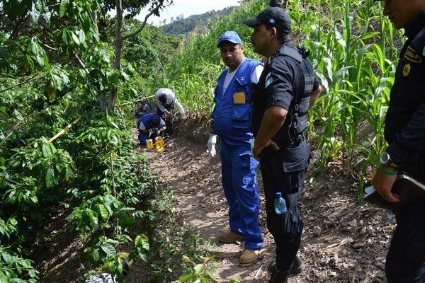 Investigadores permanecen en el lugar donde fue encontrado el cadáver de Arnoldo Martínez, en La Unión. (Foto Prensa Libre: Julio Vargas)