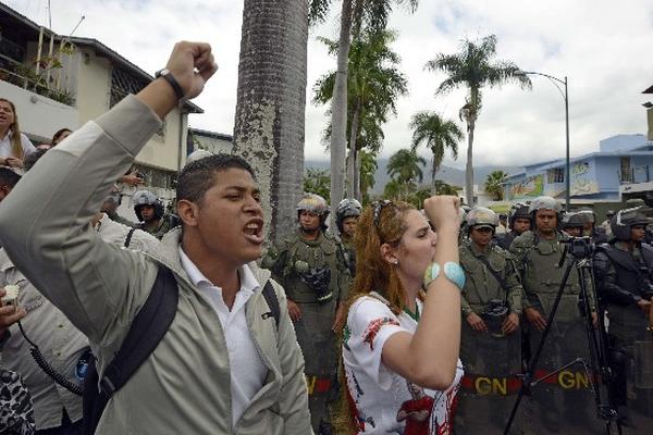 Estudiantes salen a las calles de Caracas, Venezuela, para pedir cambios sociales, políticos y económicos. (Foto Prensa Libre: AFP)