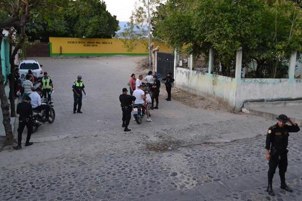 Agentes de la PMT y de la PNC implementan un puesto de registro en la cabecera de Zacapa. (Foto Prensa Libre: Víctor Gómez)