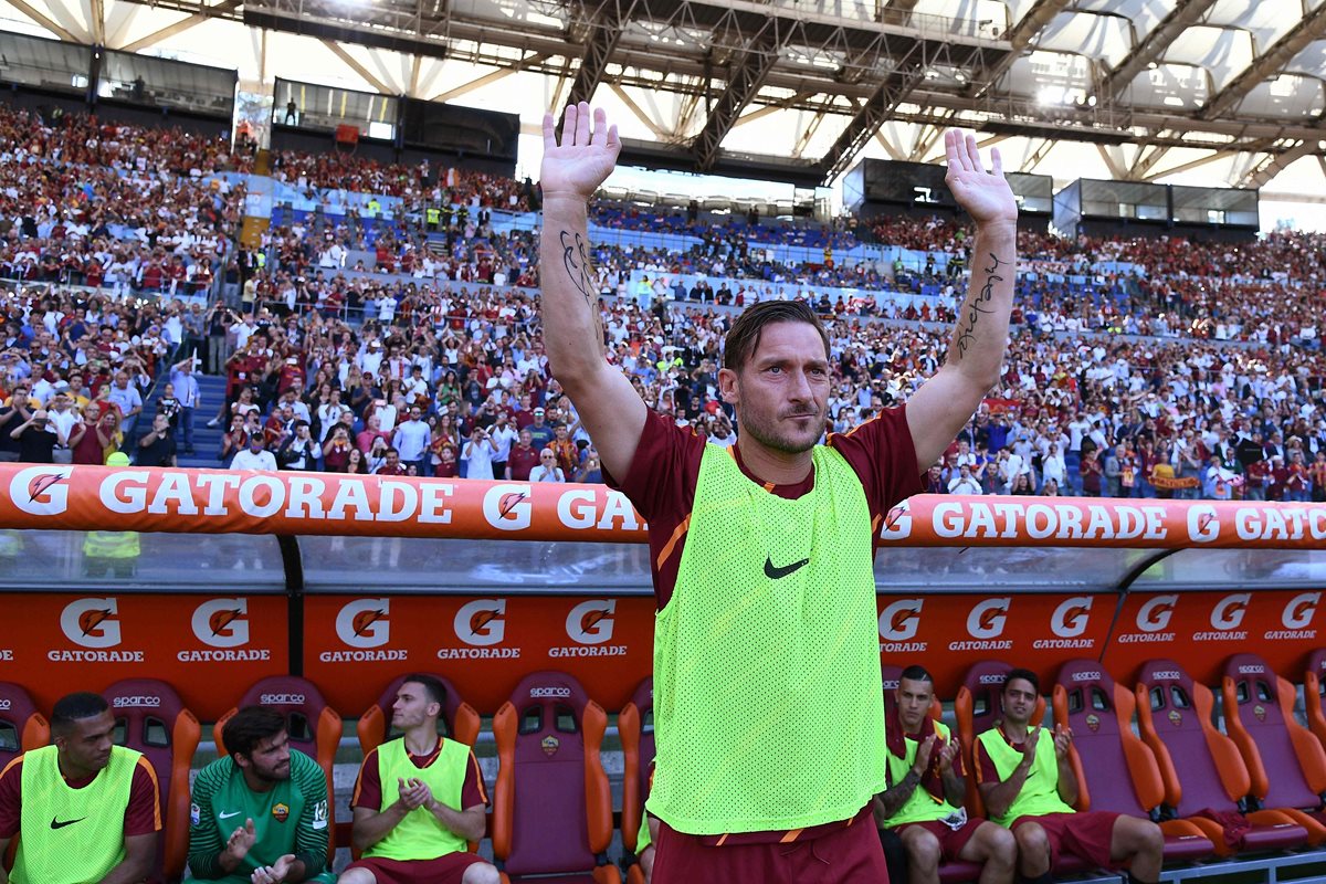 Francesco Totti fue ovacionado por los aficionados. (Foto Prensa Libre: AFP)