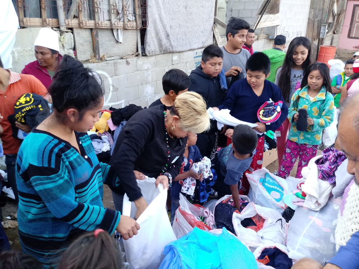 Hombres, mujeres y niños participaron en el convivio y recibieron ropa y zapatos. (Foto: Walter Batres)
