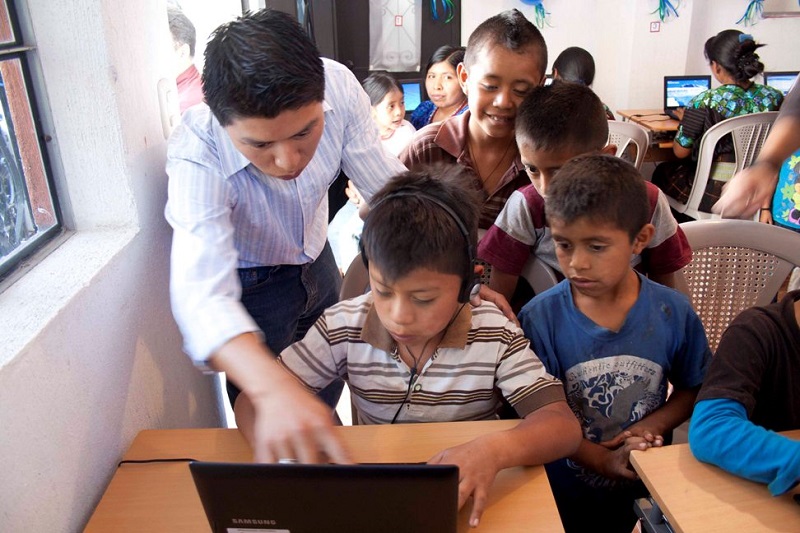Niños de Tzununá, Santa Cruz la Laguna, Sololá, aprende a usar computadora. (Foto Prensa Libre: Cortesía)