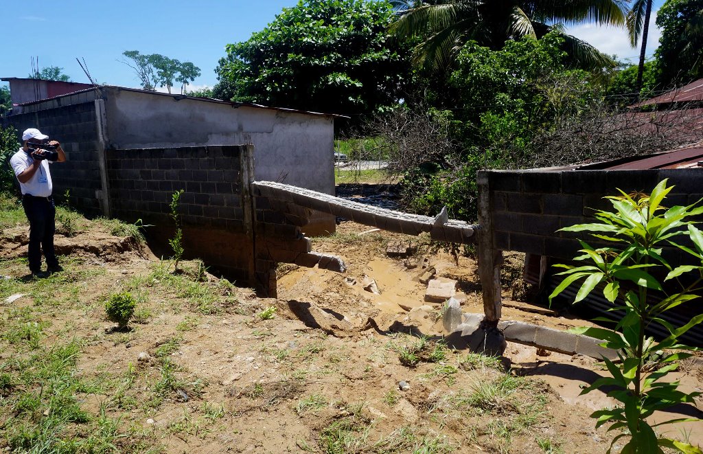 Pared que colapsó en el barrio El Campamento, Los Amates, Izabal. (Foto Prensa Libre: Dony Stewart).