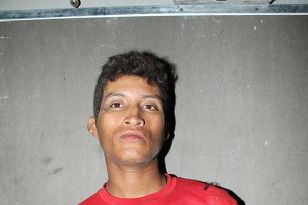 Lázaro Marco Tulio Cárcamo Blanco fue sometido a castigo comunitario en Champerico por agresión a un niño. (Foto Prensa Libre: Rolando Miranda)