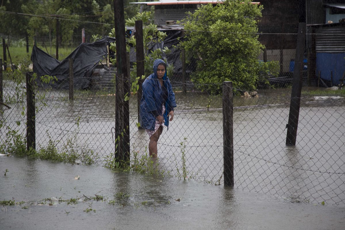 En Melchor de Mencos las inundaciones ocasionaron la evacuación de  familias. (Foto Prensa Libre: AP)