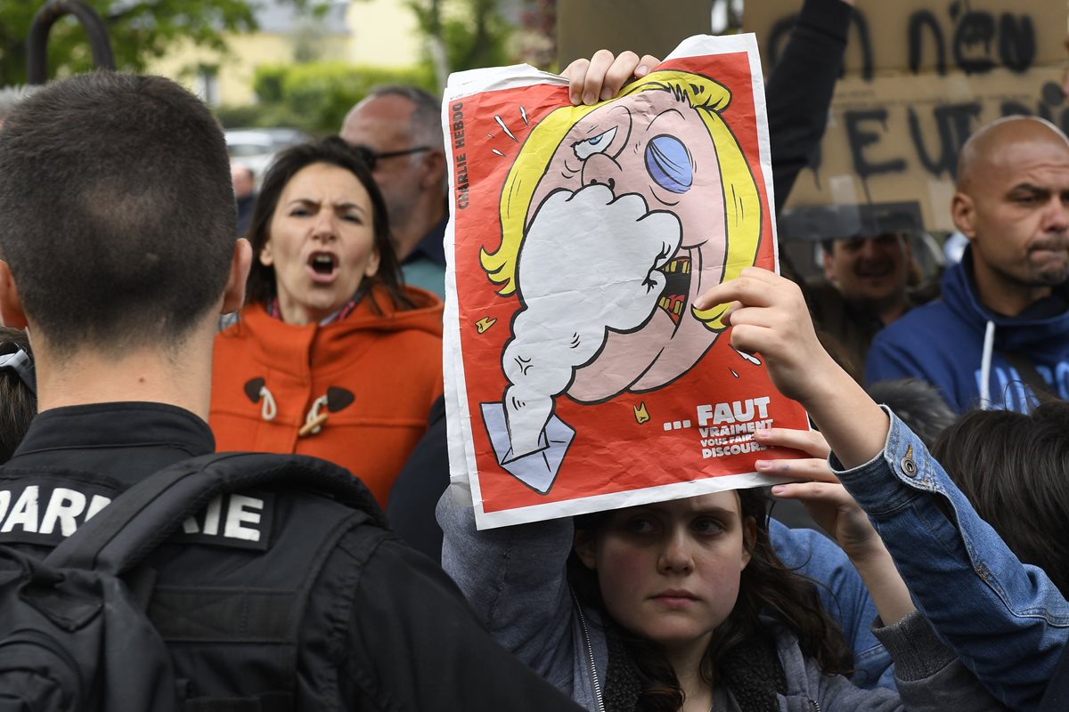 Protestas reciben visita de Le Pen en el oeste de Francia. (Foto Prensa Libre: AFP)