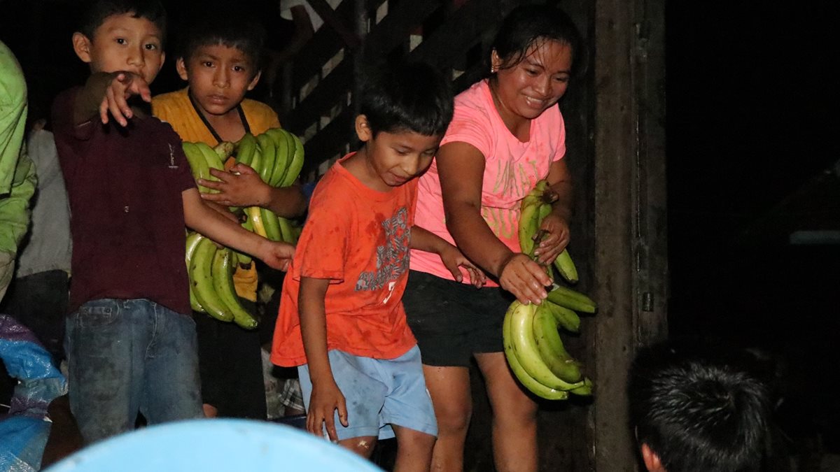 Niños y adultos abordaron los camiones para llevar bananos. (Foto Prensa Libre: Cristian I. Soto)