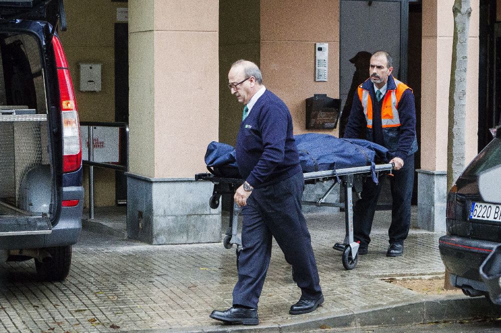 Tres niños conviven varios días con el cadáver de su madre en España