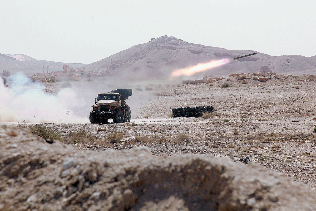 Un misil sirio es lanzado durante combates en la ciudad de Palmira. (Foto prensa Libre:EFE).