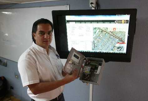 Alejandro Vidal muestra el equipo que utiliza para geolocalización y diseño  de mapas.