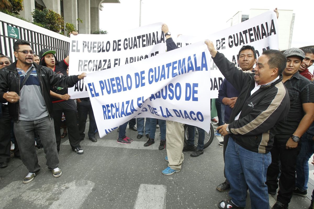 Un grupo de la Gremial de Comercializadores de Productos Pirotécnicos de Guatemala protestaron frente a la Corte Suprema de Justicia (Foto Prensa Libre: Paulo Raquec).