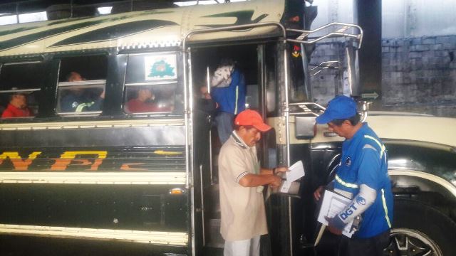 Un representante de la DGT solicita la documentación al conductor de una unidad extraurbana. (Foto Prensa Libre: Cortesía DGT)