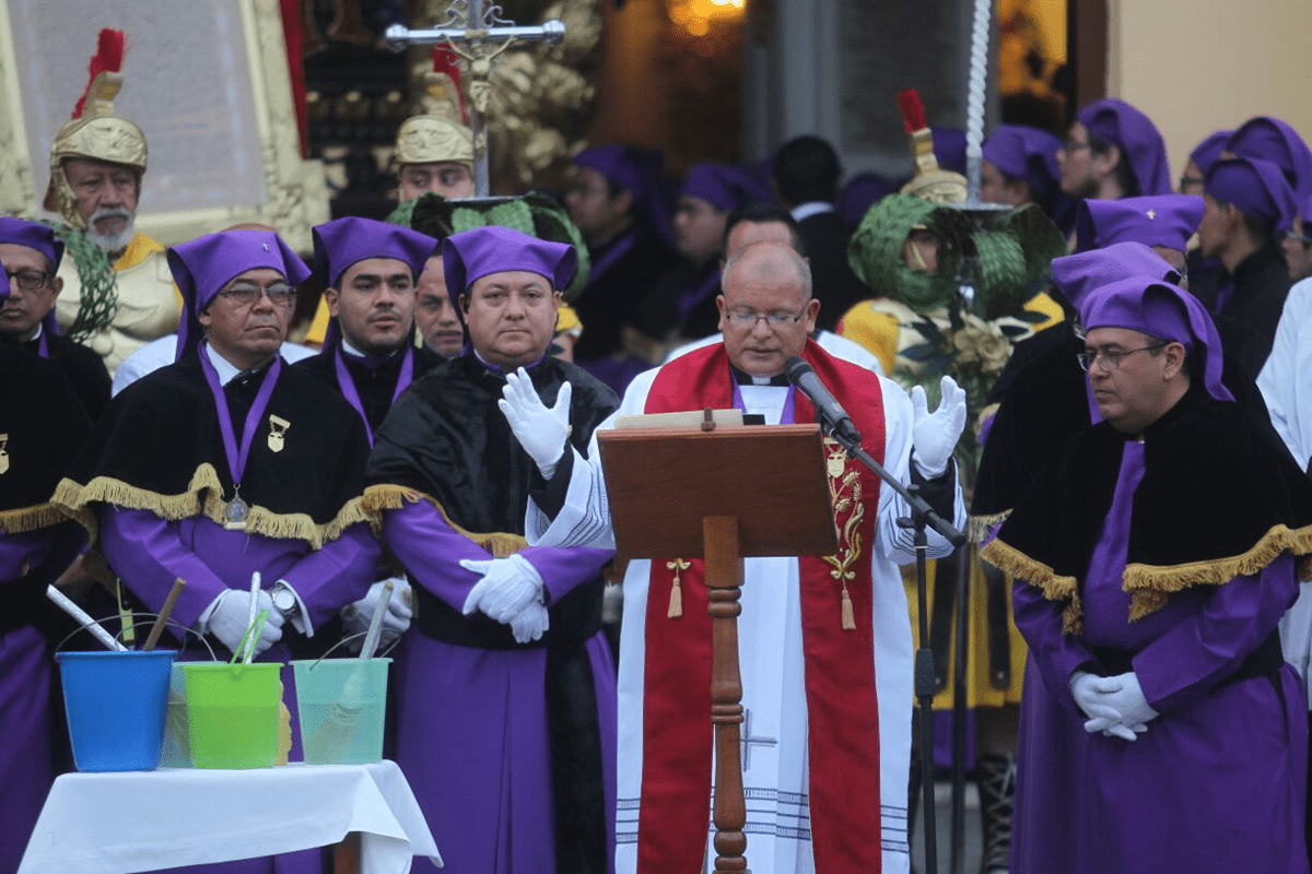 El sacerdote José Luis Colmenares estuvo a cargo de orar y bendecir el recorrido procesional. (Foto Prensa Libre: Óscar Rivas)