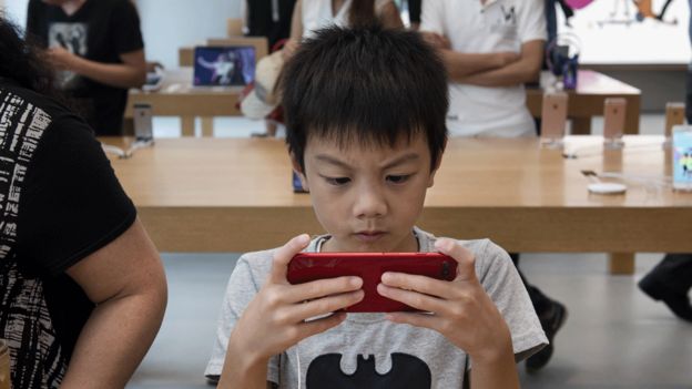 Hoy en día cada vez más niños tienen acceso a teléfonos inteligentes. (GETYY IMAGES)