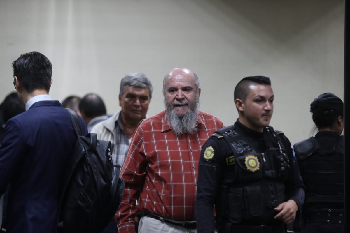 Lo exdirectivos de la AEAU, Mario Enrique Vargas Salazar y Rudy Leonel Maldonado Castillo se entregaron en el Juzgado Undécimo Penal. (Foto Prensa Libre: Óscar Rivas)