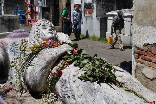 La escultura en la tumba de la gitana Vanushka se mantiene cubierta de flores y mensajes.