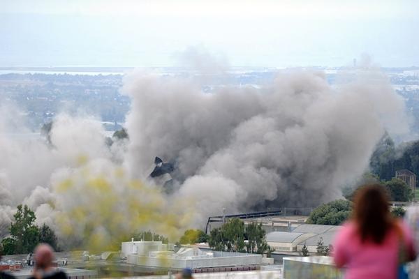 El edificio de la administración de 13 pisos ha estado vacante durante dos años después de haber sido declarado sísmicamente peligrosas. (Foto Prensa Libre: AP)