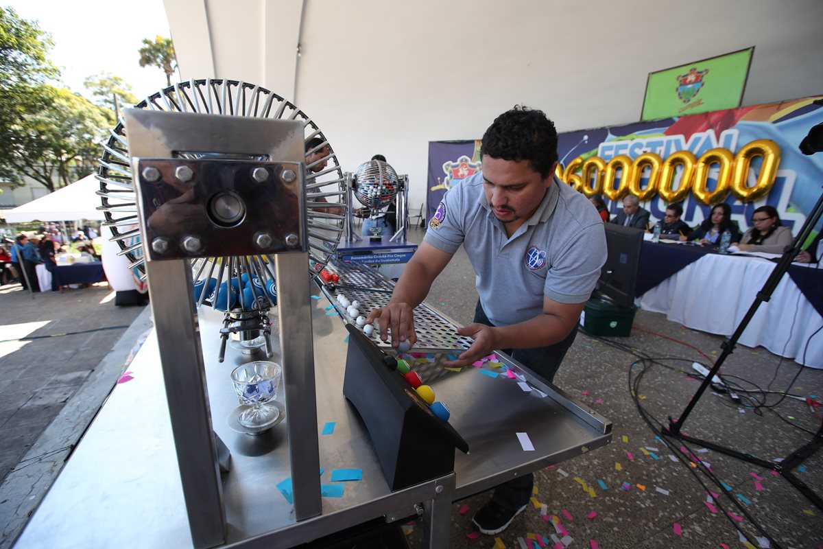 En el Parque Centenario de la zona 1 capitalina se realizó el sorteo extraordinario de la Lotería santa Lucía. (Foto Prensa Libre: Paulo Raquec)