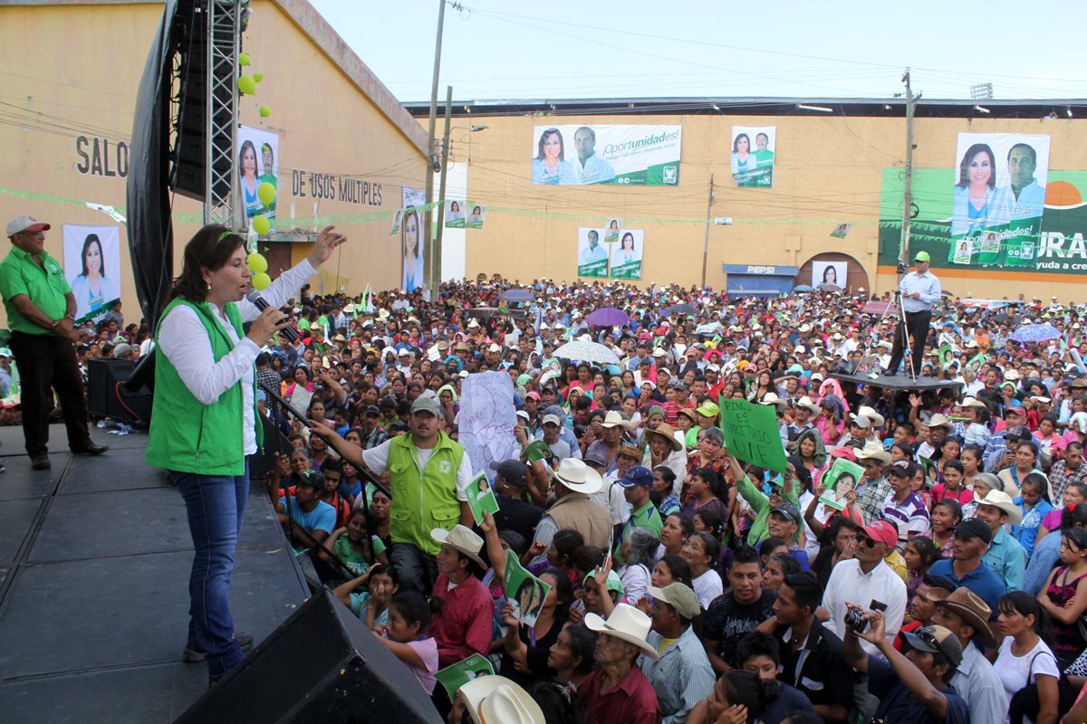 Precandidatos del partido CNN llegan al TSE para presentar el memorial. (Foto: Erick Avila)