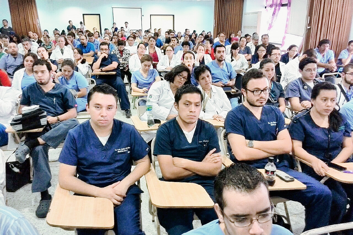Médicos del Hospital General San Juan de Dios anunciaron la suspensión de las cirugías electivas por falta de presupuesto (Foto Prensa Libre: Estuardo Paredes).
