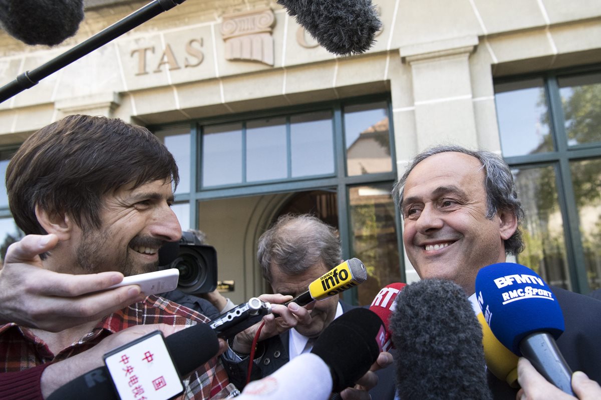 El francés Michel Platini, expresidente de la UEFA, atiende a los medios a la salida de la audiencia que el Tribunal de Arbitraje Deportivo (TAS) celebra en Lausana. (Foto Prensa Libre: EFE)