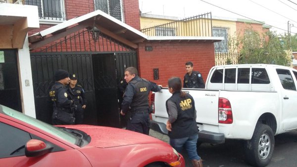 Agentes de la PNC resguardan una de las viviendas allanadas, donde buscan a presuntos extorsionistas. (Foto Prensa Libre: PNC)