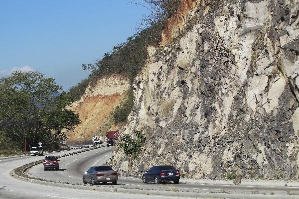 En el trayecto también se ven grandes muros que no han sido trabajados por las autoridades. Foto: (Prensa Libre, Alvaro Interiano).