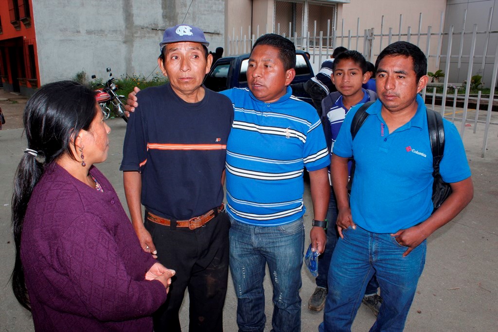 Esposo de mujer -segundo de la izquierda- que murió al haber caído de bus extraurbano en Zaragoza, Chimaltenango. (Foto Prensa Libre: Víctor Chamalé)