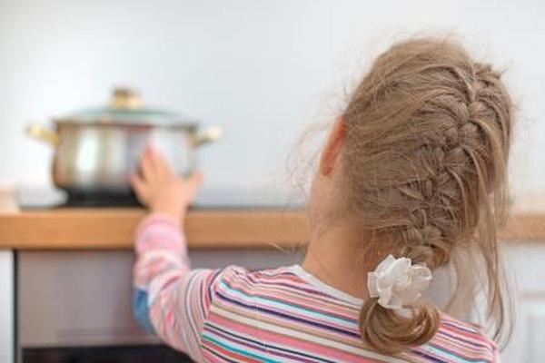 Los niños   son curiosos por naturaleza, por lo que los padres deben vigilar que no se acerquen a objetos que les puedan causar quemaduras.