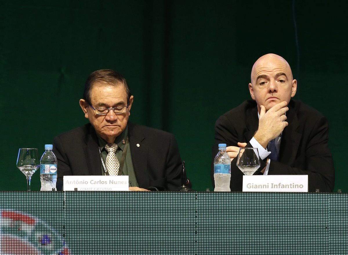 Gianni Infantino (derecha)en la reunión que sostuvo con la Conmebol. (Foto Prensa Libre: AP)