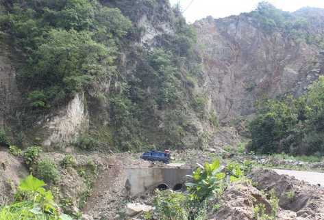 El cerro Lec está ubicado en el kilómetro  113,    ruta de Panajachel a San Andrés Semetabaj.
