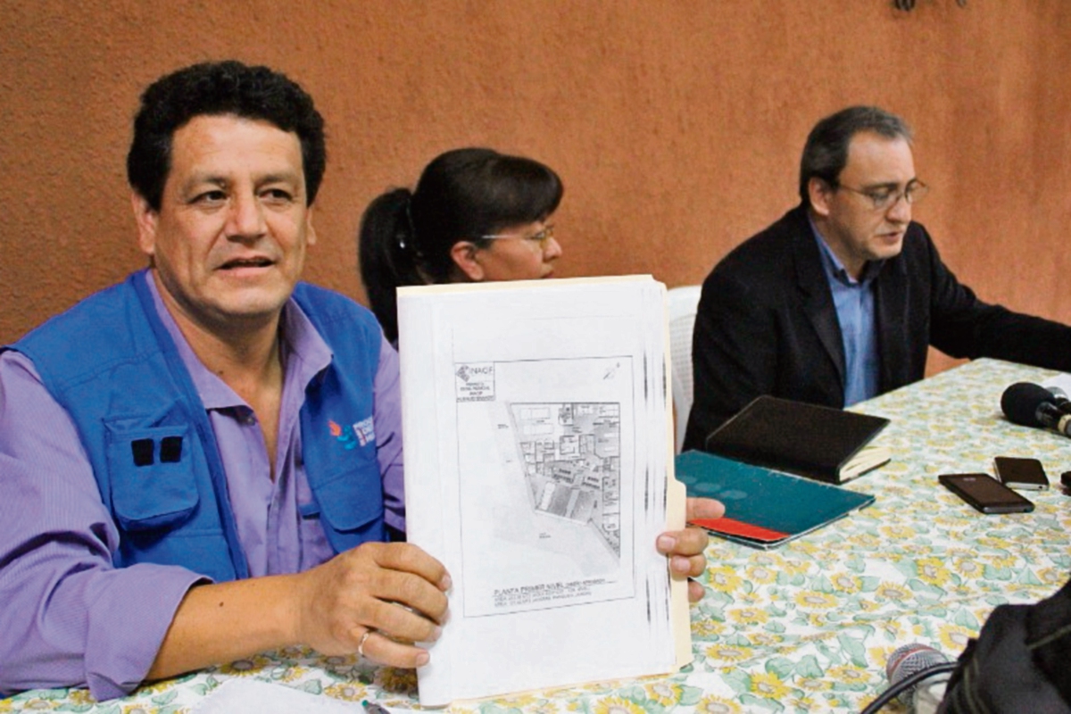 Carlos Morales, de la PDH, muestra el plano de la edificación, que comenzará en el 2016. (Foto Prensa Libre: Mike Castillo)