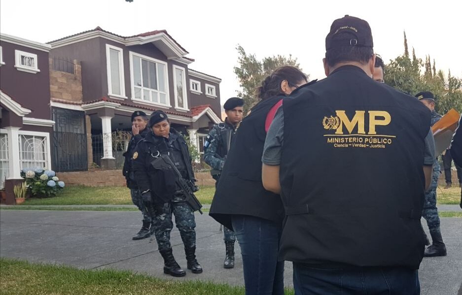 Los más de 90 allanamientos se efectúan en al menos seis departamentos de Guatemala. (Foto Prensa Libre: PNC)
